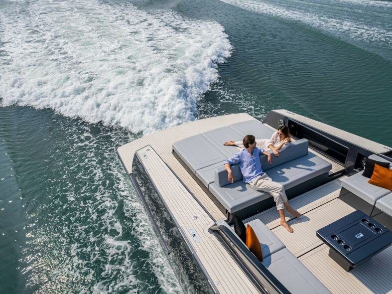 Una foto di uno yacht Van Dutch in mare aperto